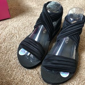 Sketchers Yoga Foam sandals